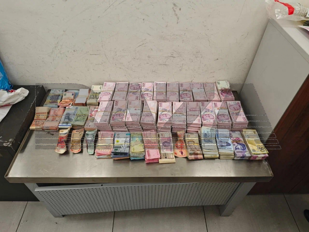 В Шереметьево задержали россиянина с чемоданом манатов, лир и рупий