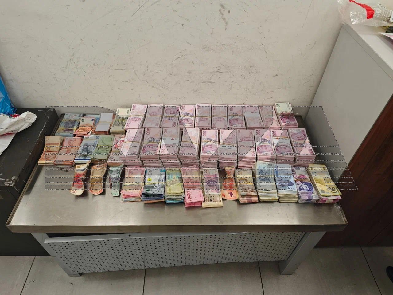 В Шереметьево задержали россиянина с чемоданом манатов, лир и рупий