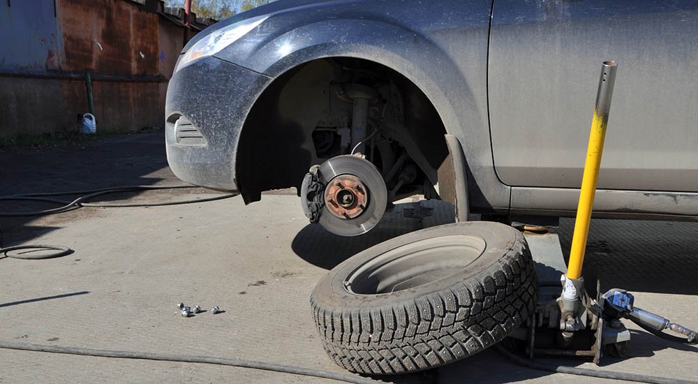 В Шамкире подросток умер при попытке поменять колесо автомобиля