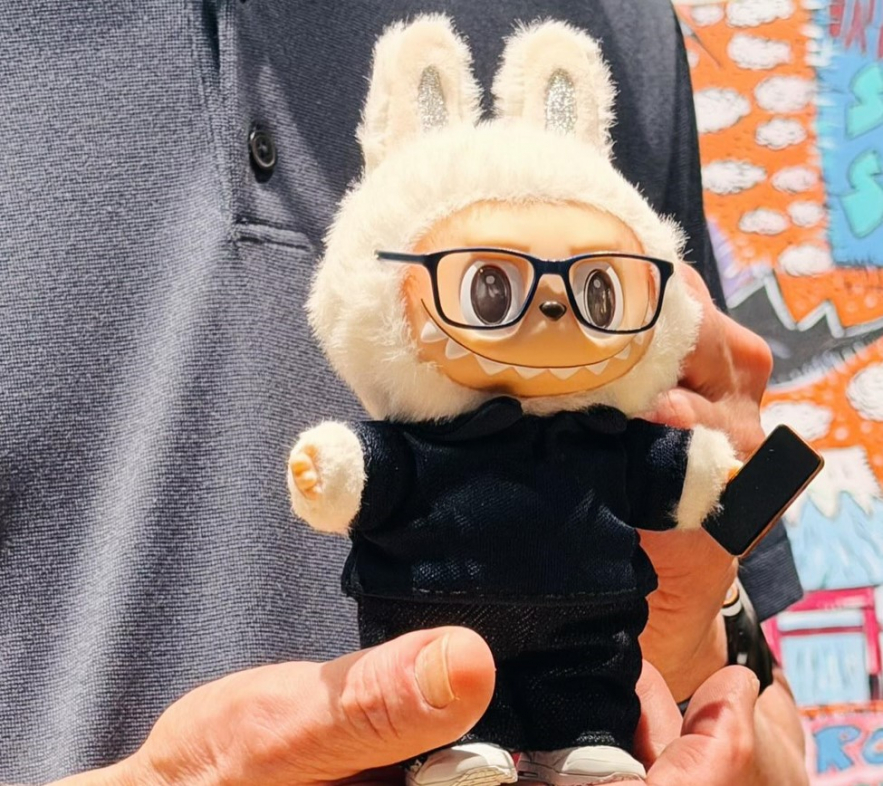 Тиму Куку подарили уникальную лабубу