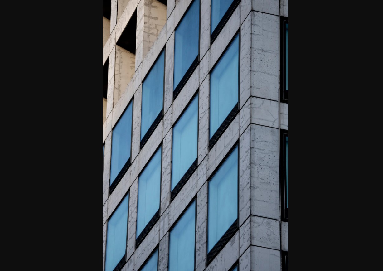 102-этажный небоскрёб на Манхэттене трещит по швам