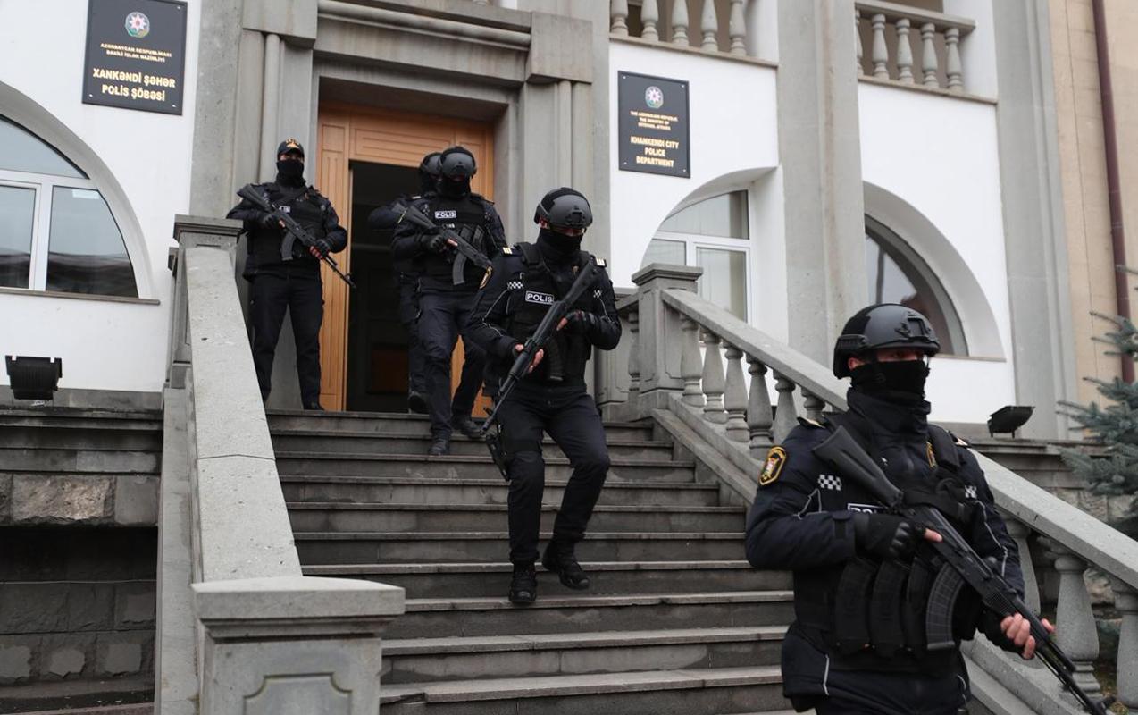 Сотрудники полиции предотвратили попытку незаконного провоза оружия через пост в Ханкенди 1 Сотрудники полиции предотвратили попытку незаконного провоза оружия через пост в Ханкенди