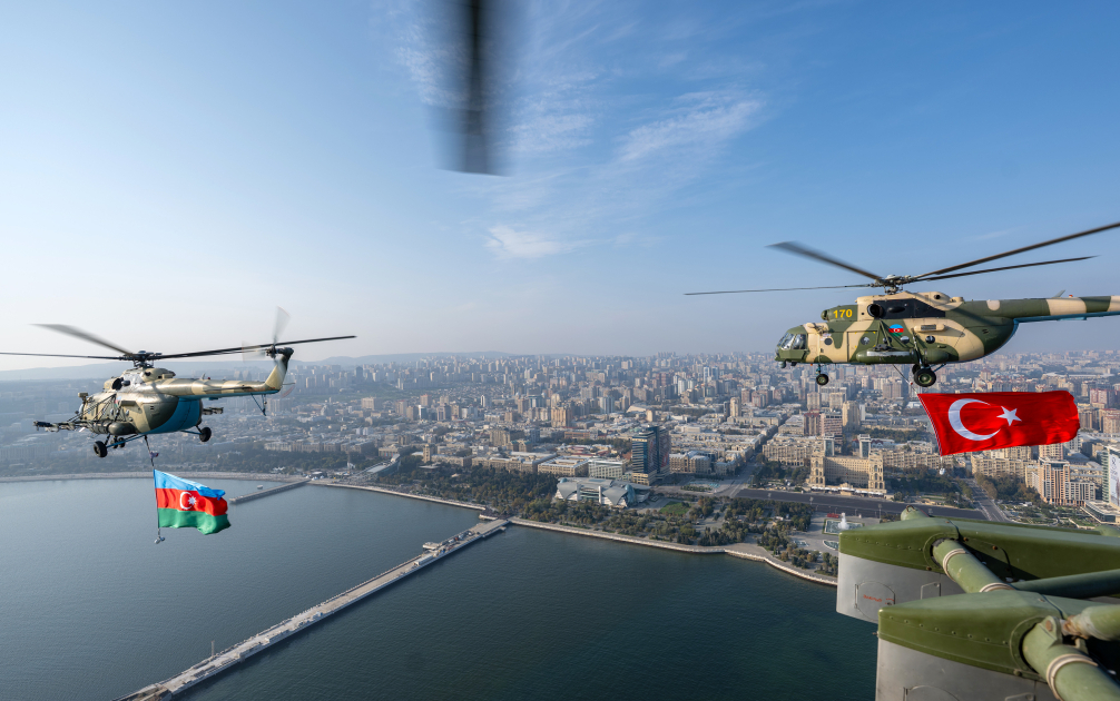 Азербайджан показал новые виды вооружений на параде