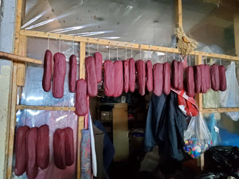 На рынке в Баку в говяжьей колбасе обнаружили ДНК лошади