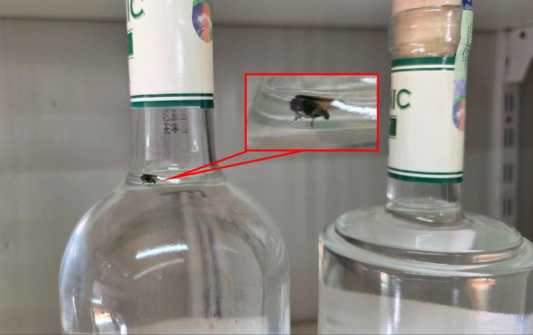 АПБА обнаружило поддельную водку с мухами