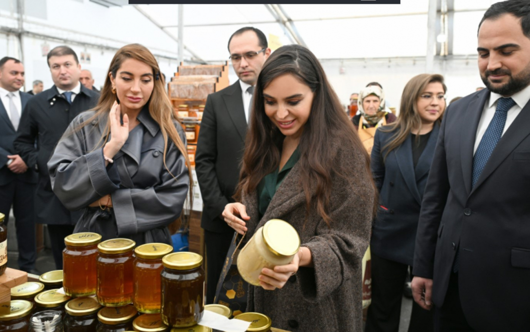 Лейла и Арзу Алиевы посетили ярмарку выставки-продажи пчеловодческой продукции