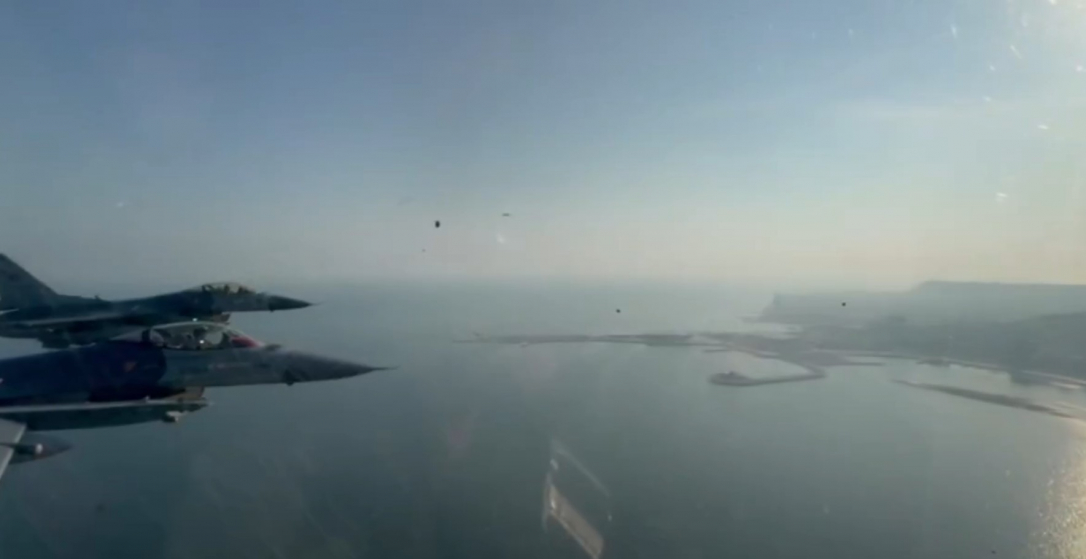 Захватывающие кадры парада Победы с борта турецких F-16