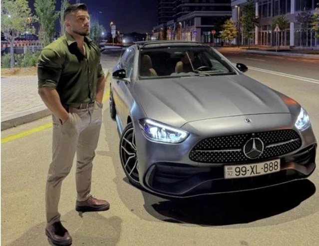 В Баку фитнес-тренер снимал видео за рулём и попал в ДТП