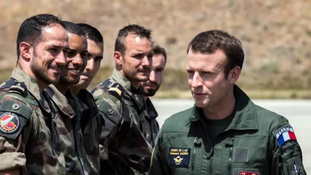 Макрон вводит добровольную военную службу во Франции