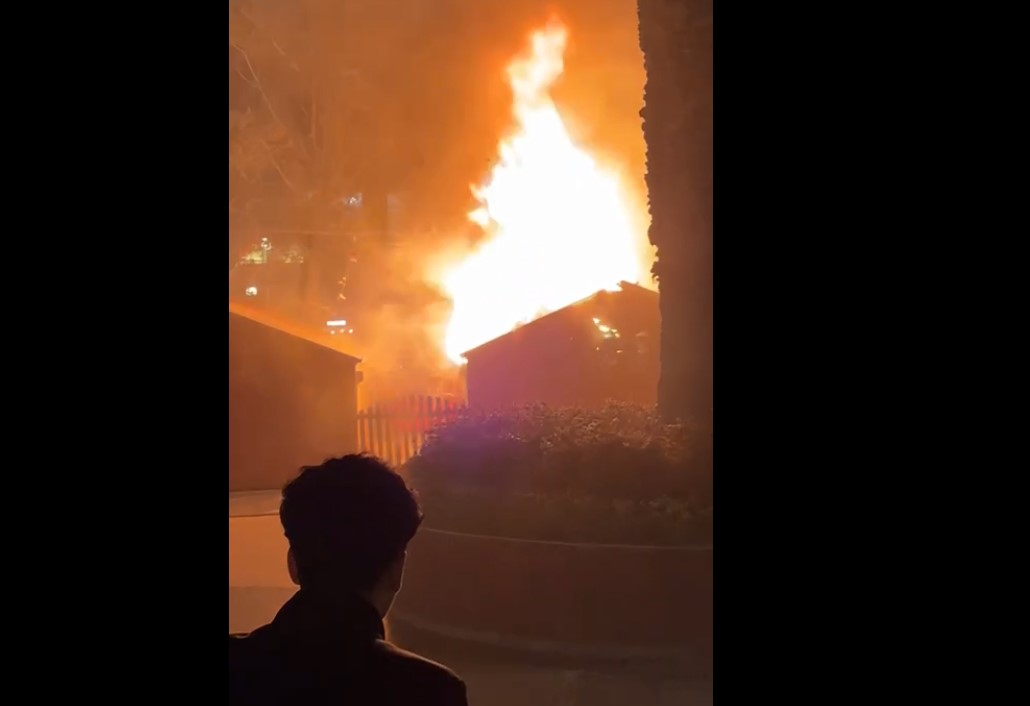 Пожар на ярмарке в центре Баку