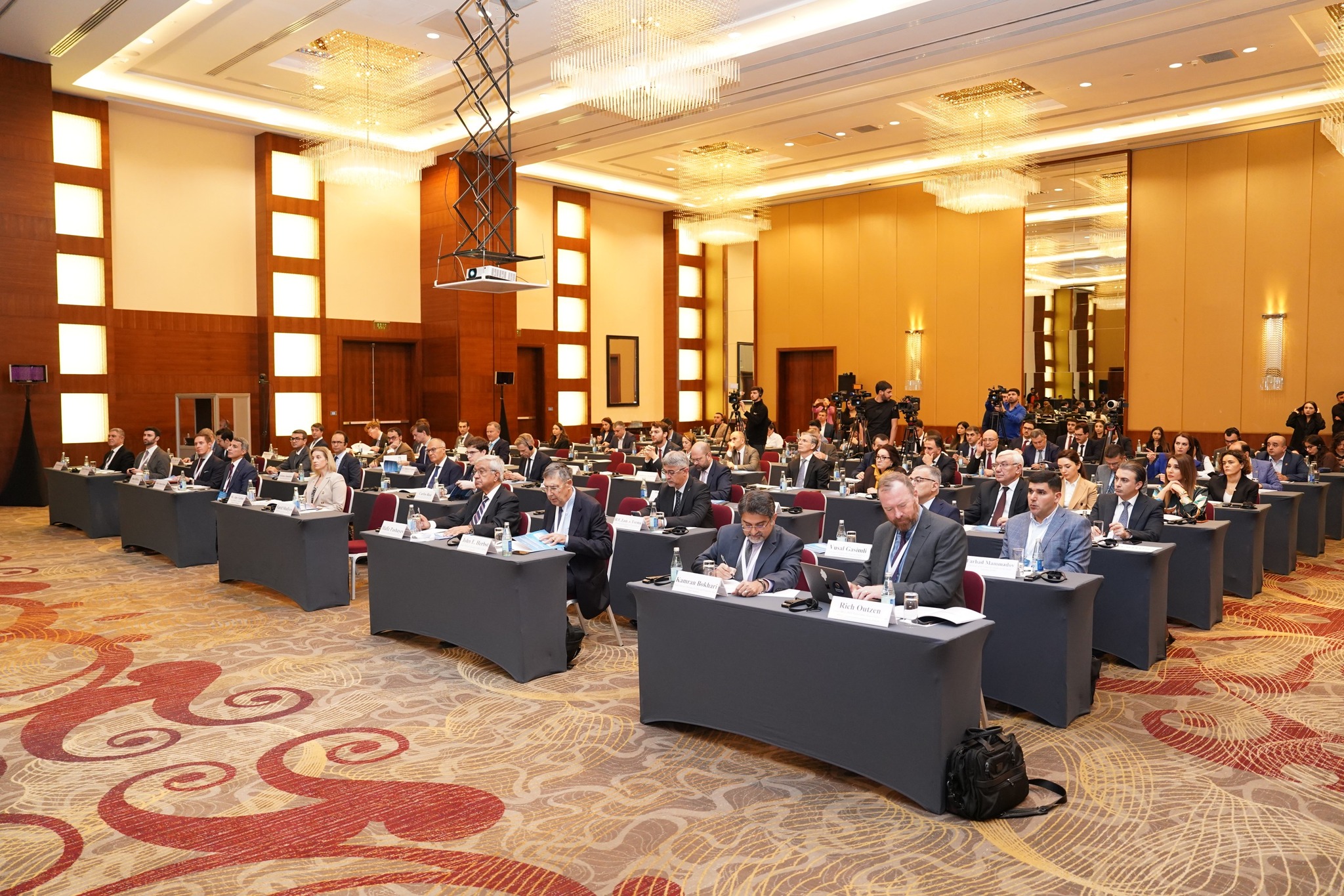 В Баку проходит первый азербайджано-американский форум мозговых центров