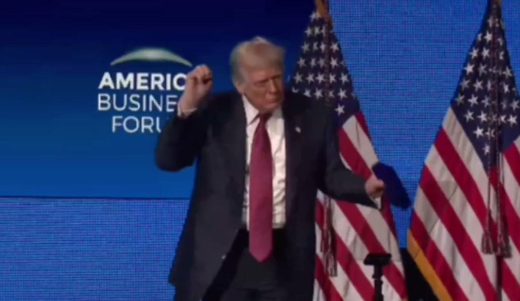 Трамп в отличном настроении: после речи — танец