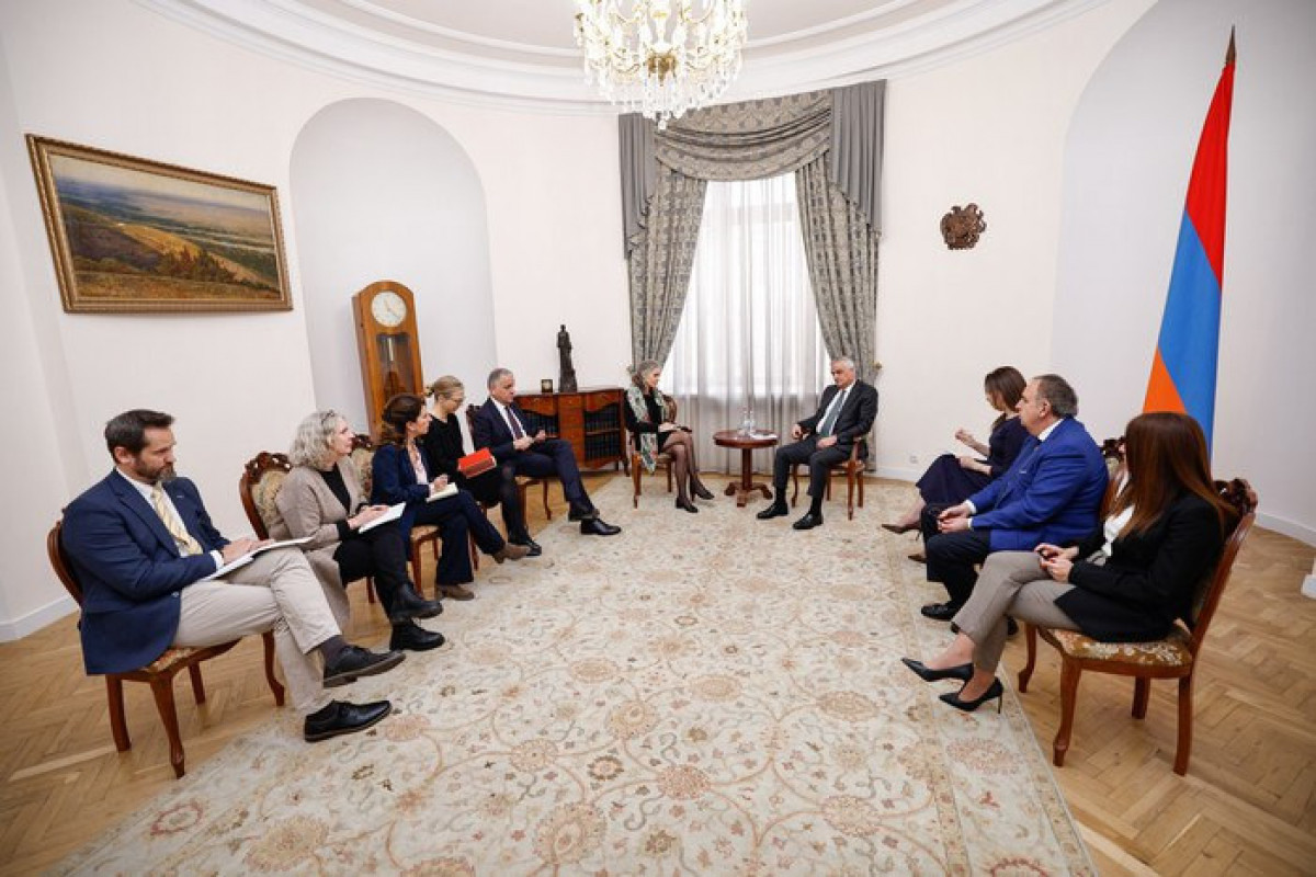 Григорян и Магдалена Гронo обсудили открытие коммуникаций в регионе