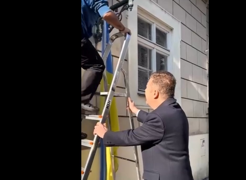 В Чехии сняли украинский флаг со здания парламента