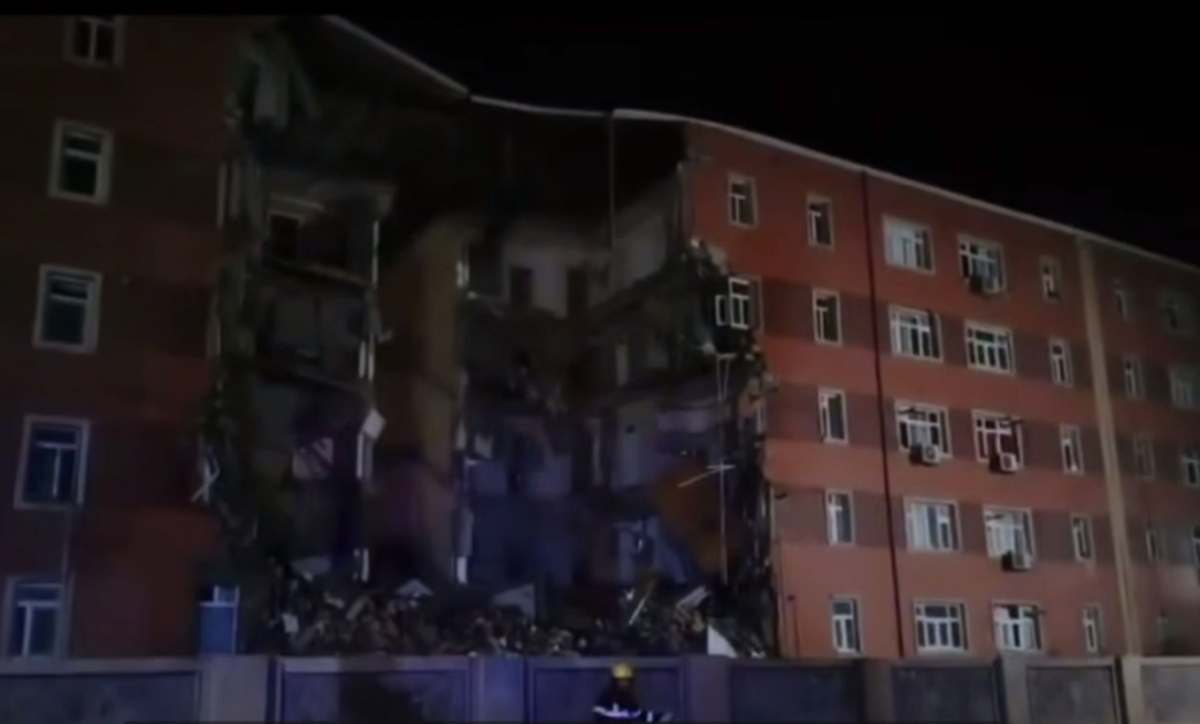 Подъезд дома в Геранбое рухнул после эвакуации жильцов