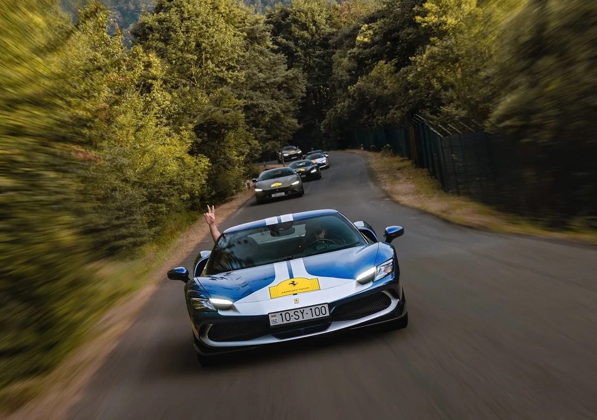 В Баку владелец Ferrari оштрафован за грязный выхлоп