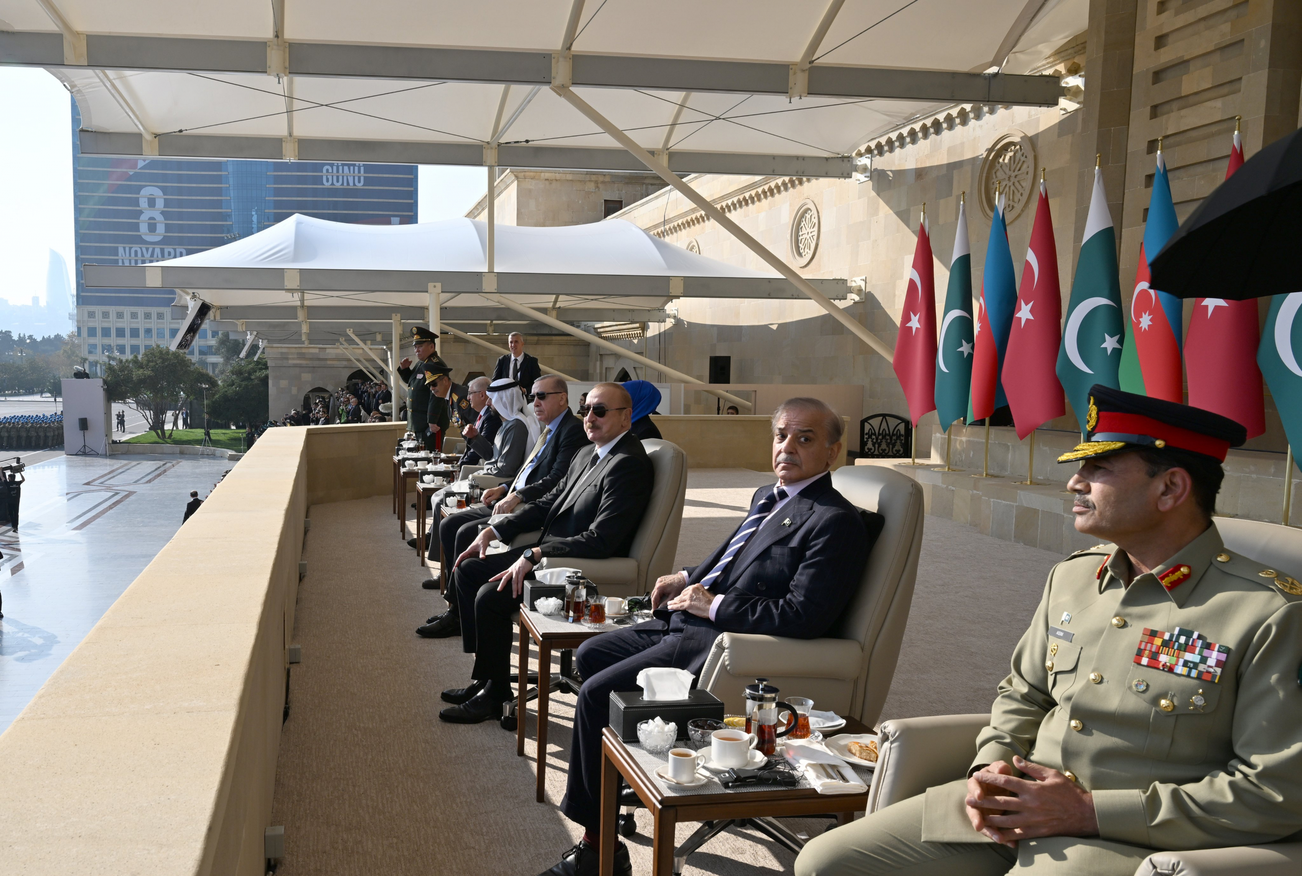 Ильхам Алиев поделился фотографиями с военного парада в Баку