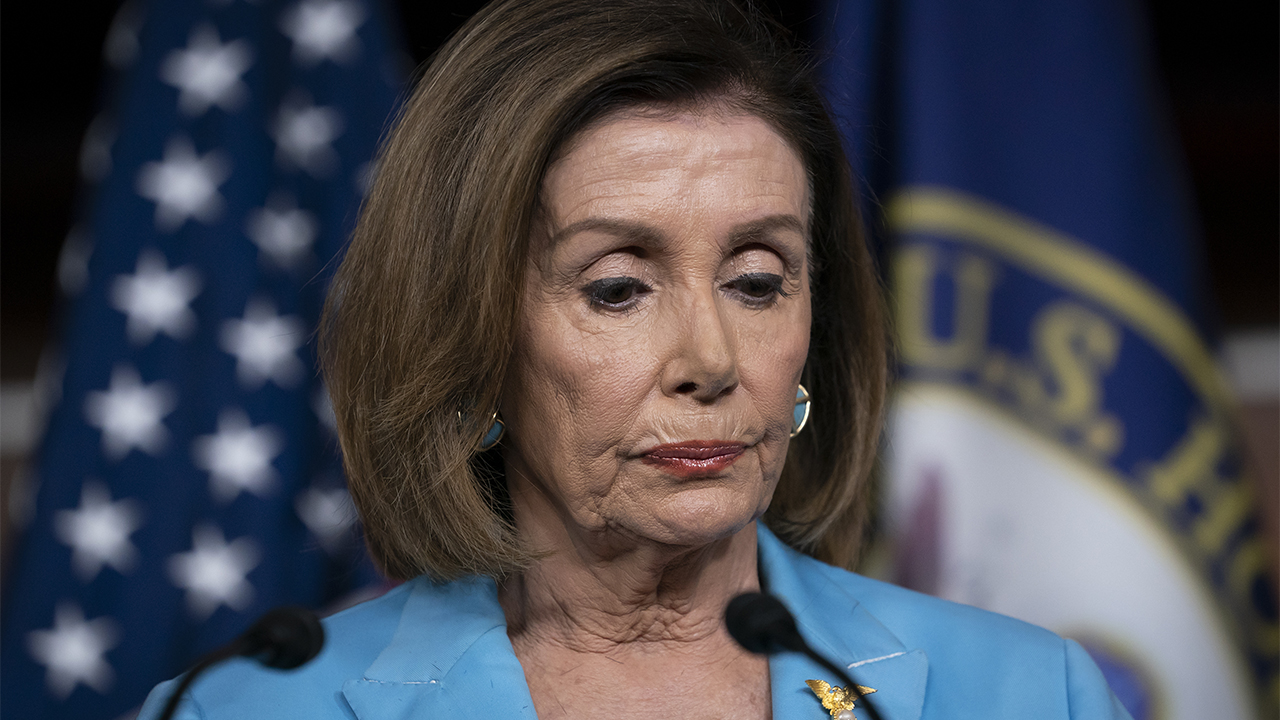 Трамп назвал Пелоси смердящей "политической проходимкой"