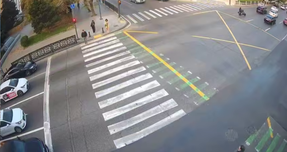 Дорожная полиция наглядно показала, как не надо останавливаться на перекрестке