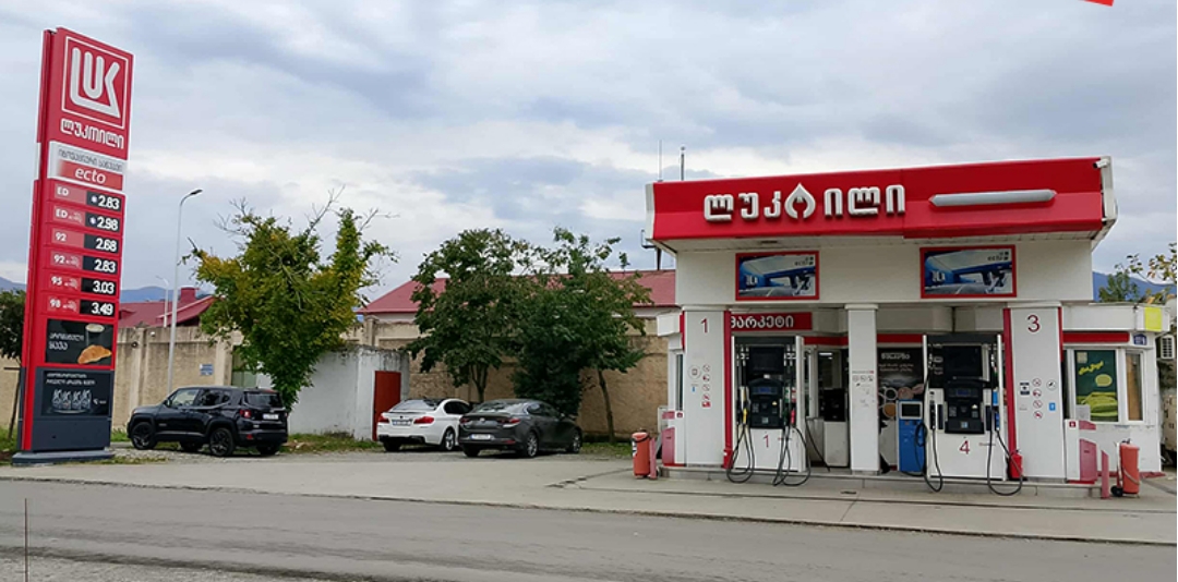 На заправках «Лукойл» в Грузии перестали принимать оплату картами