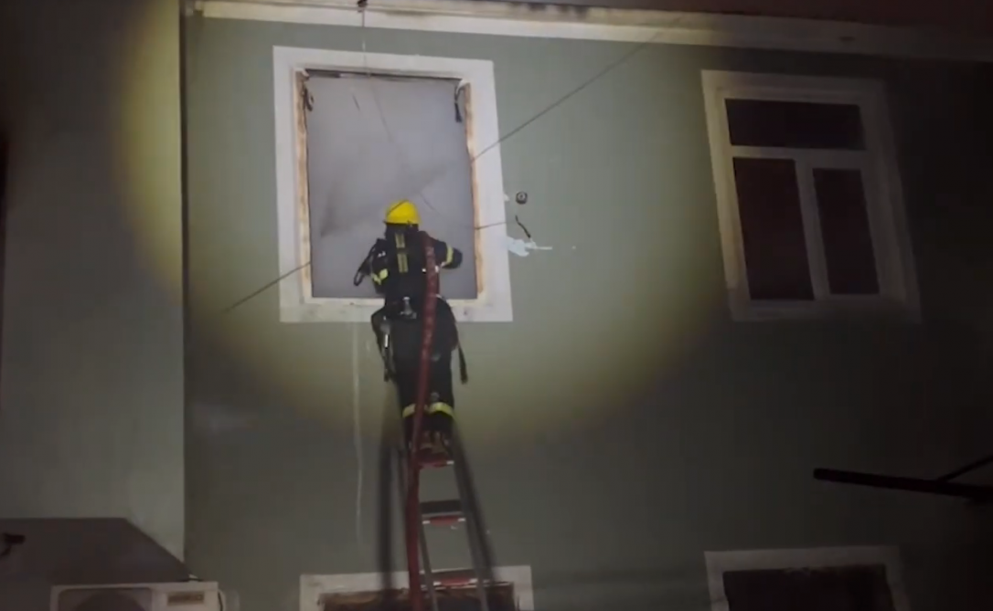 В Баку загорелся частный дом, пострадали 2 человека