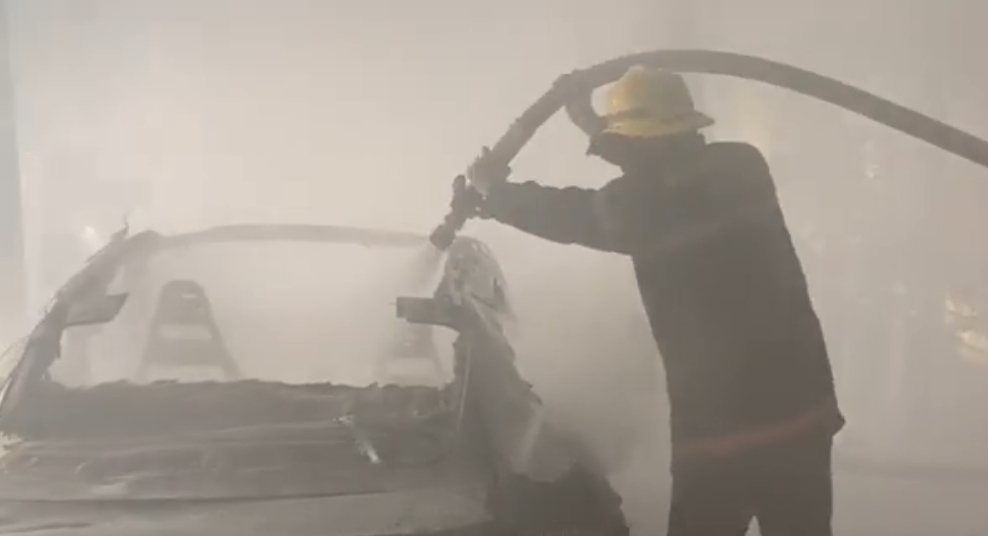 В Баку в автомастерской загорелся Porshe