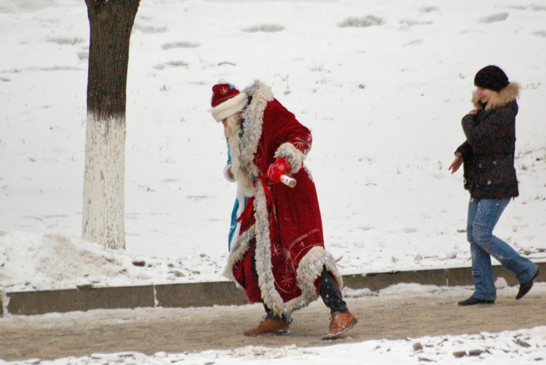 Российский священник осудил веру христиан в Деда Мороза