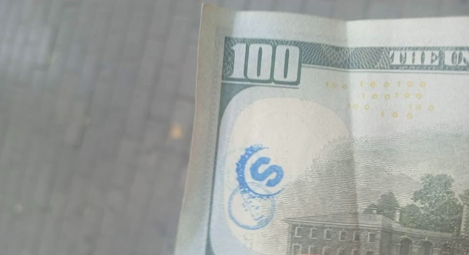 Банки и обменники отказываются принимать доллары