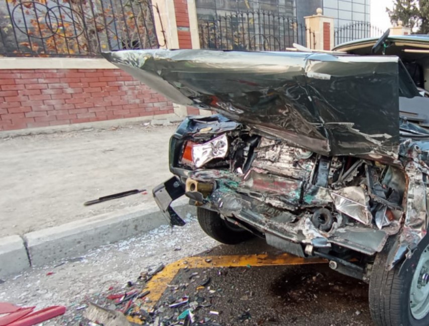 В Гяндже автомобиль столкнулся с автобусом, есть погибший и раненые