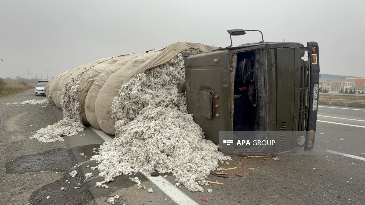 На трассе Баку–Газах перевернулся грузовик с хлопком