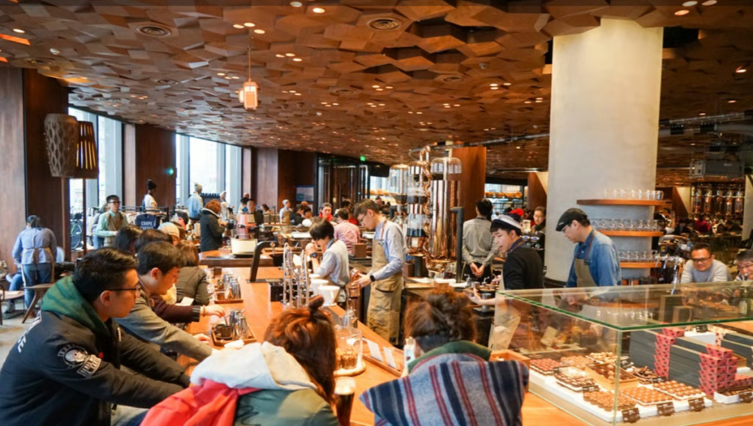 За $6 в Пекине можно попробовать «взрывной» кофе с тараканами и червями