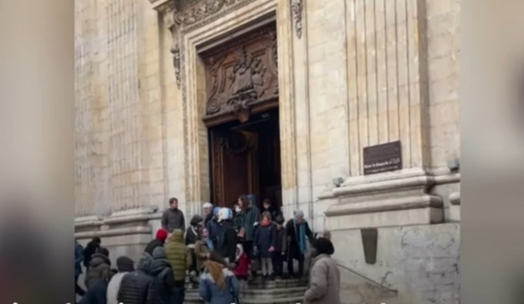 Во Франции десятки мигрантов спасаются от холода в церкви