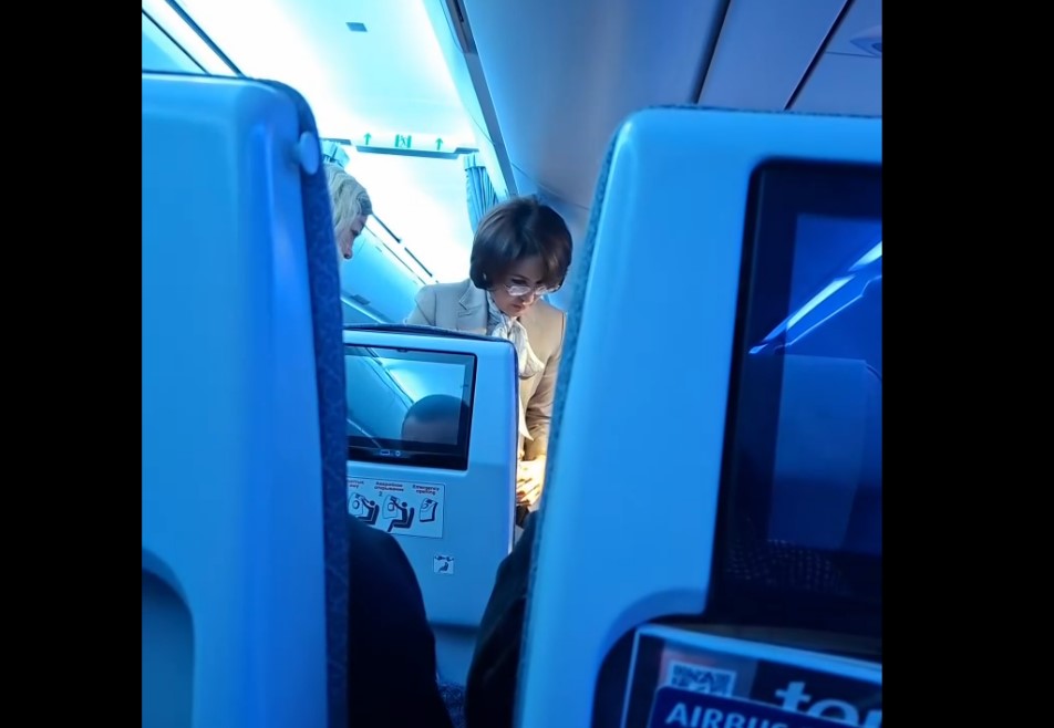 Министр здравоохранения Казахстана оказала помощь пассажирке самолета