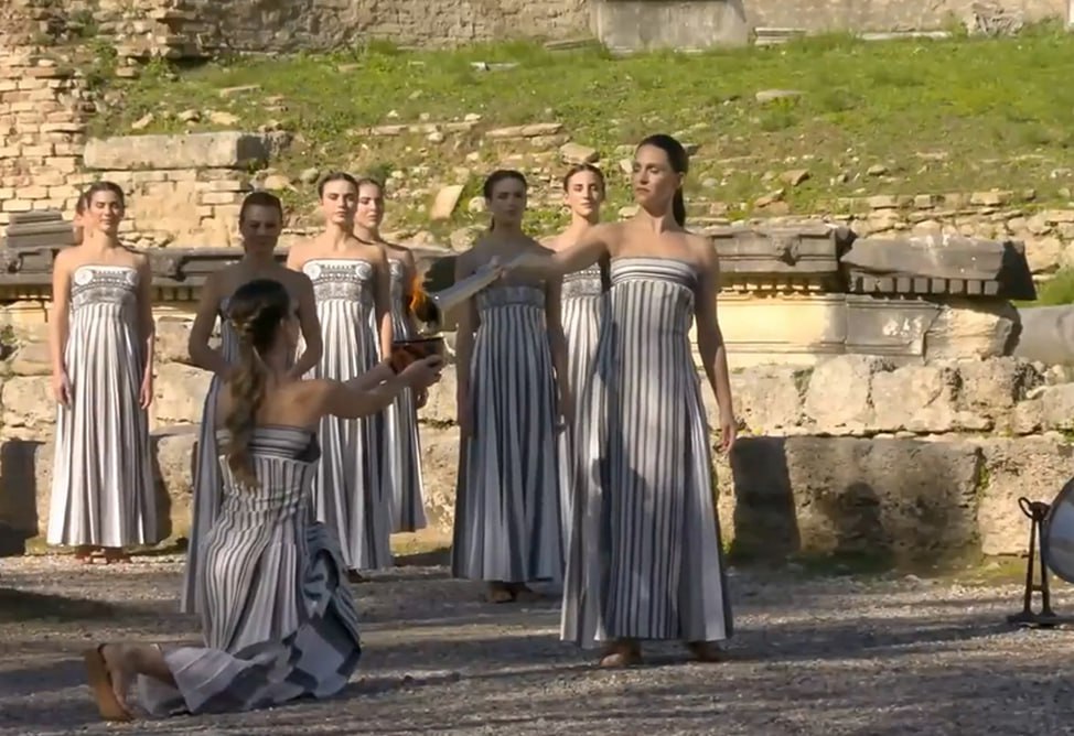 Церемония зажжения огня в Древней Олимпии открыла путь к Зимним Играм