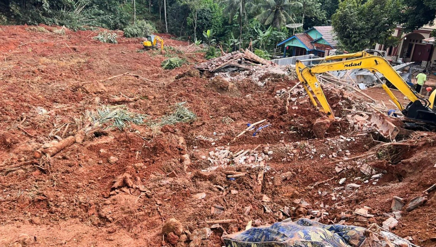 Оползень в Индонезии забрал жизни 6 человек 1 Оползень в Индонезии забрал жизни 6 человек