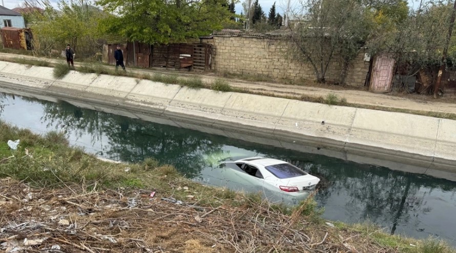 В Сумгайыте автомобиль съехал в водоканал