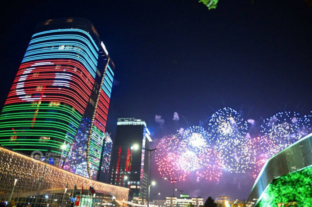 Небоскребы Ташкента засияли изображением флага Азербайджана