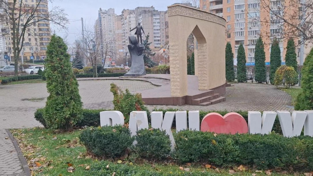 В Киеве начали защищать азербайджанские памятники от ударов России