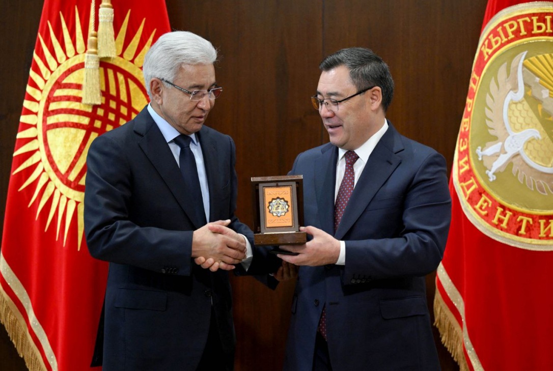 Жапаров вручил генсеку ОДКБ государственную награду