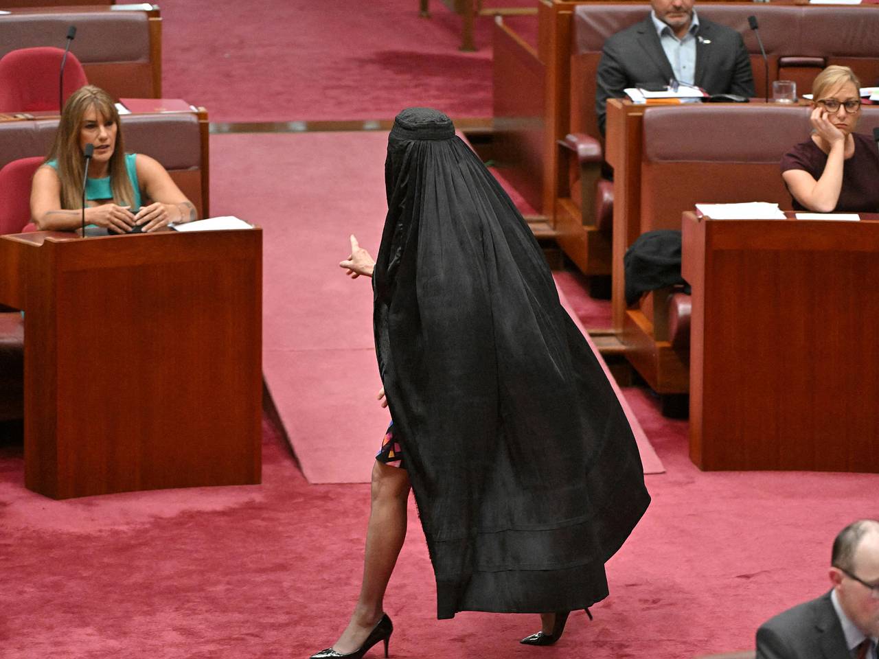 Скандал в Австралии: сенатор пришла на заседание в парандже и лишилась работы