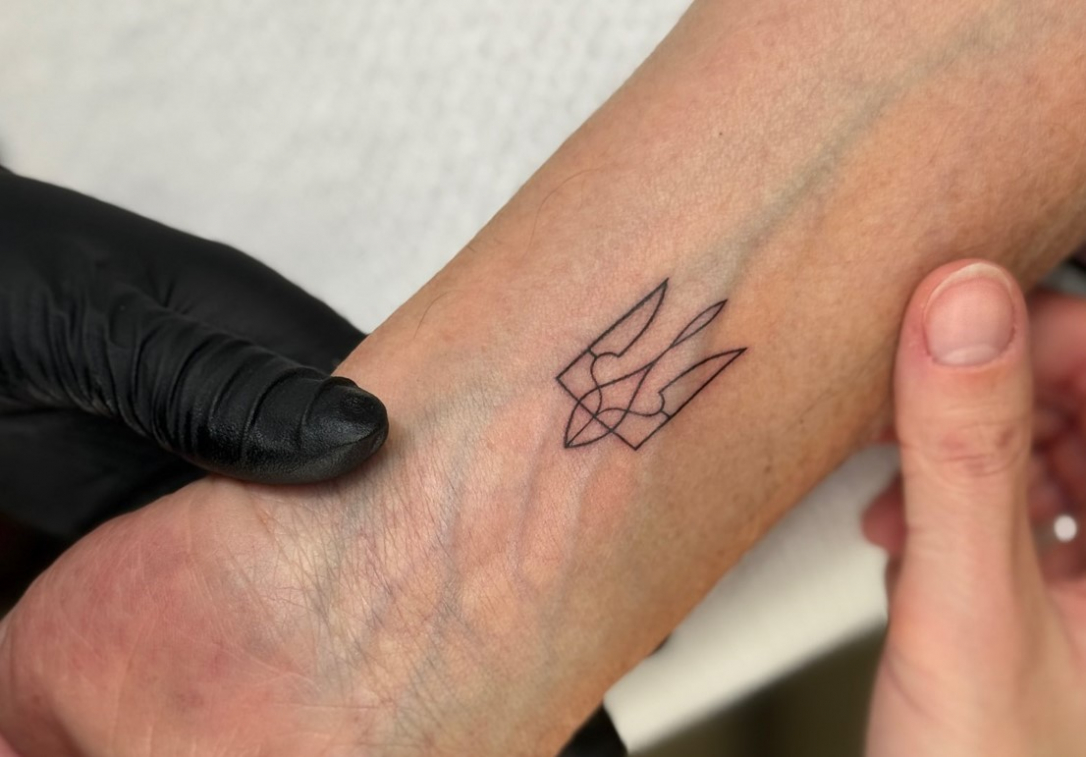 Итальянский сенатор сделал тату с гербом Украины