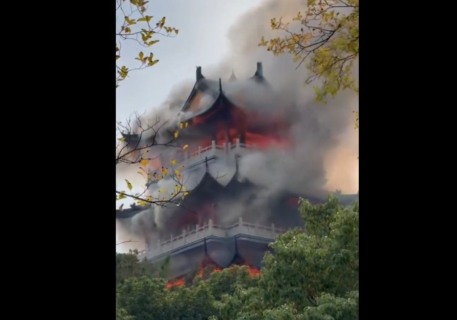 Турист случайно поджег благовониями храм в Китае