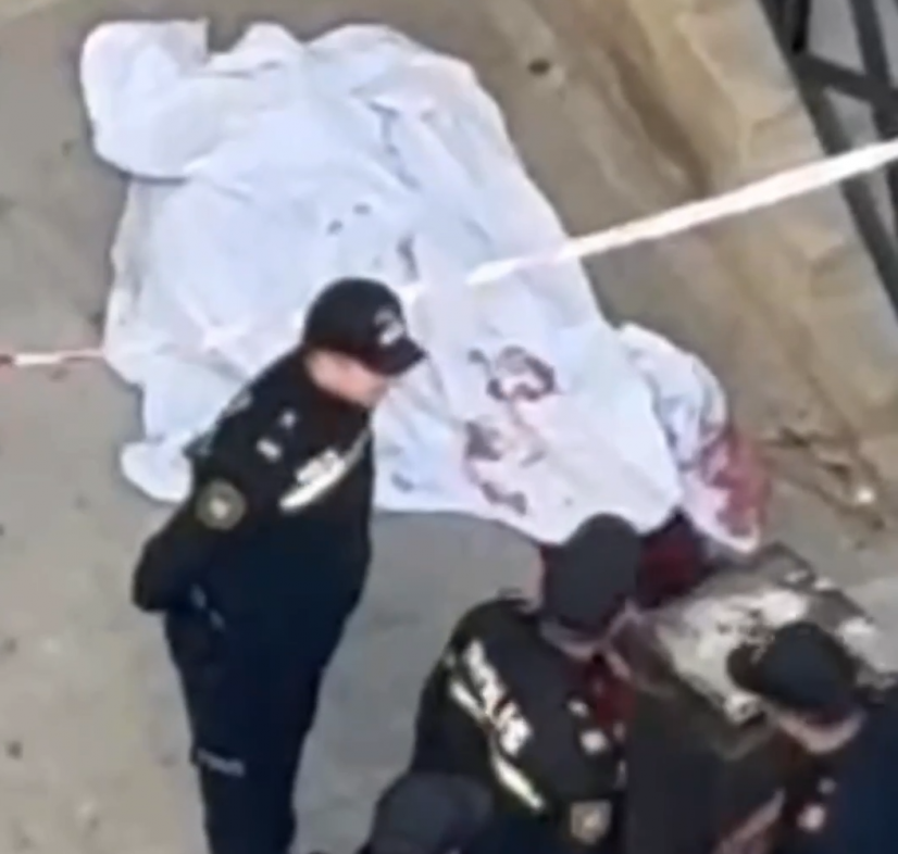 В Хырдалане подросток погиб после падения с балкона многоэтажки