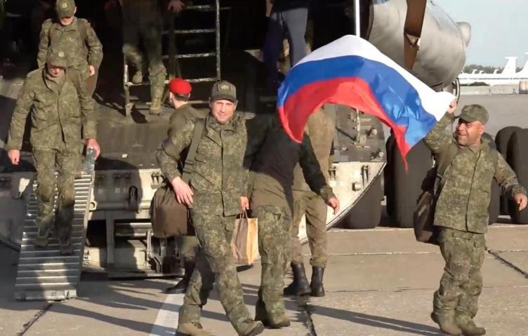 Российских военных, вернувшихся из украинского плена, отправляют обратно на фронт