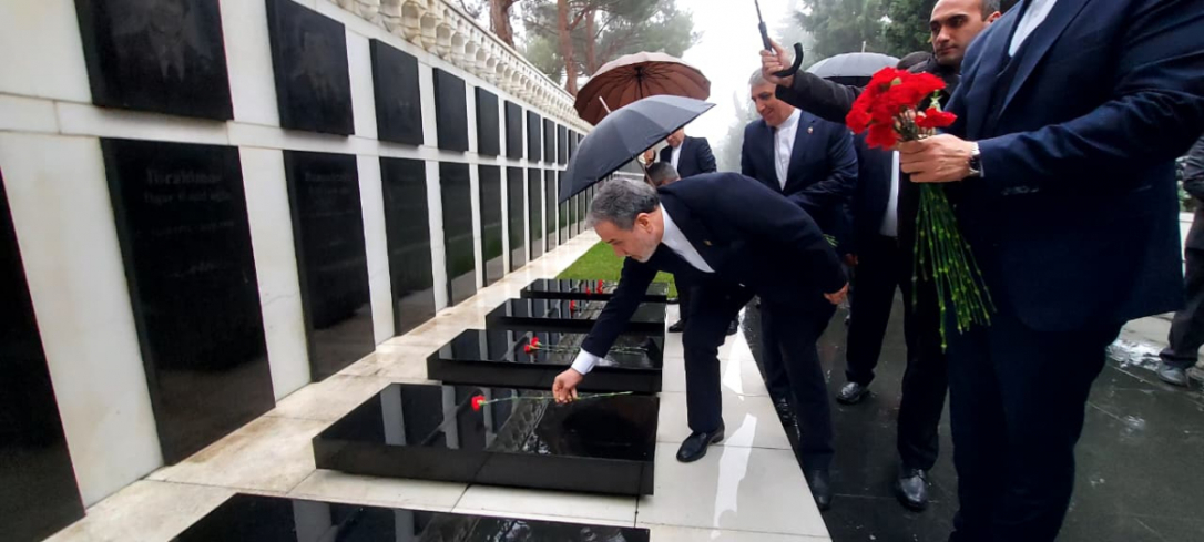 Аббас Арагчи посетил Аллею шехидов в Баку
