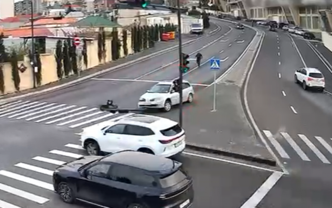 В Баку припаркованный автомобиль внезапно поехал и снес светофор