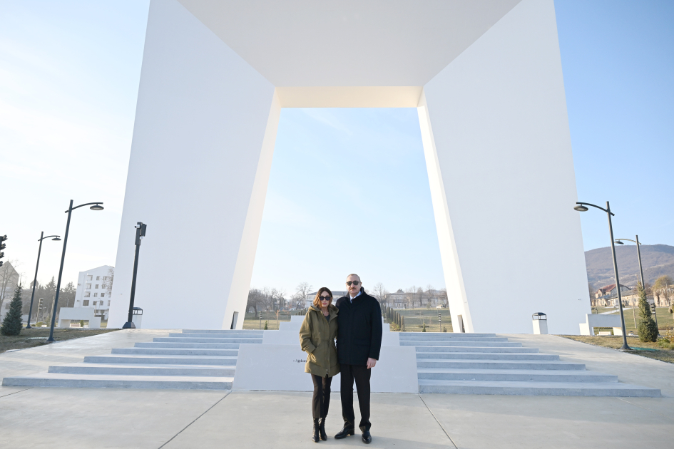 Ильхам и Мехрибан Алиевы на открытии Парка Победы в Ханкенди