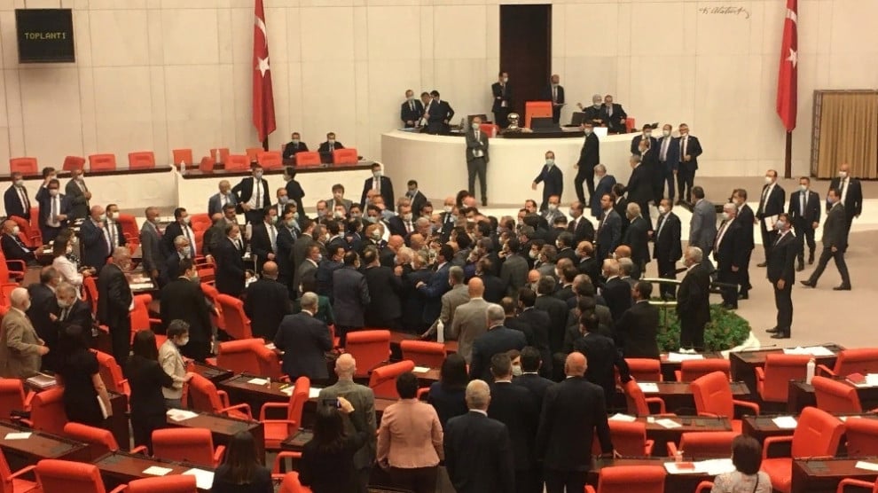 Массовая драка в парламенте Турции