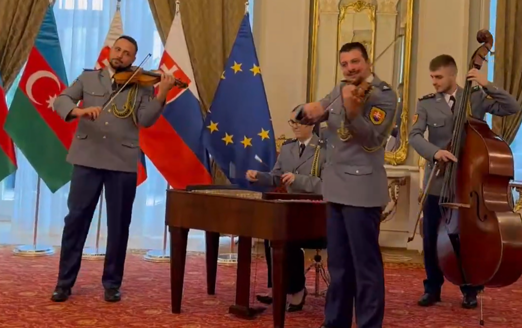 Во время встречи Алиева и Фицо прозвучала песня «Гурбан олум, Азербайджан»