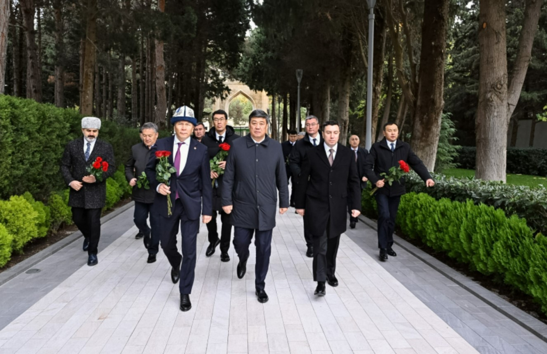 Делегация Кыргызстана почтила память Гейдара Алиева